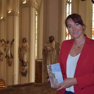 Kunsthistorikerin Sandra Kästner beantwortet im Kunstführer viele Fragen rund um die Basilika St. Cyriakus.